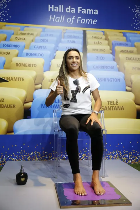 Jogadora pediu apoio ao esporte após deixar marca dos pés no local