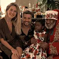 Bruno Gagliasso e Giovanna Ewbank escolhem Papai Noel negro para Titi imagem