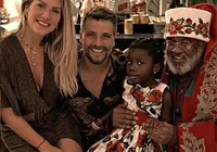 Bruno Gagliasso e Giovanna Ewbank escolhem Papai Noel negro para Titi imagem