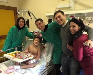 Cristiano Ronaldo visita hospital infantil e surpreende crianças no Natal