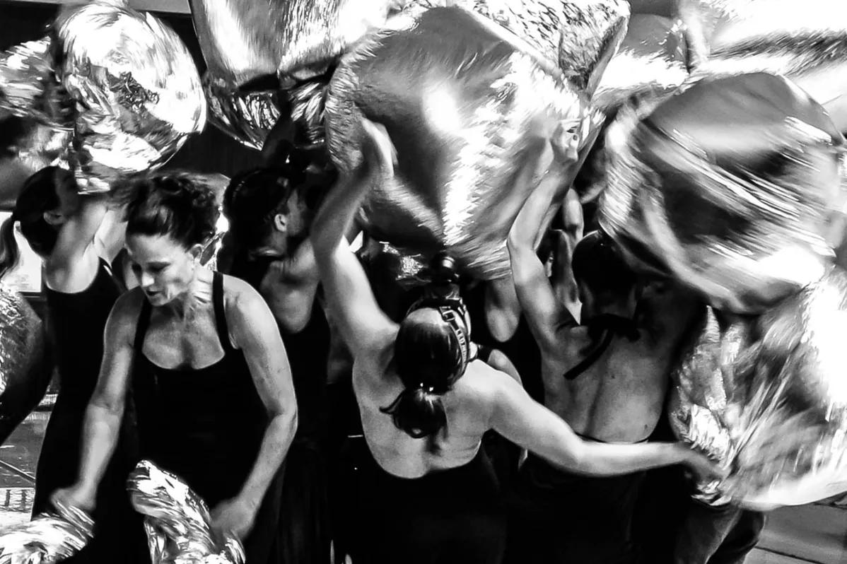No palco, os bailarinos atravessam escombros na tentativa de encontrar modos de sobrevivência e resistência