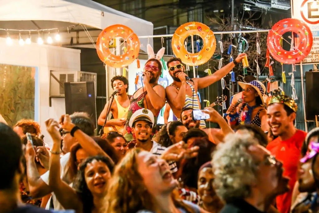 O espetáculo leva os encantos, mitos e ritmos da Bahia