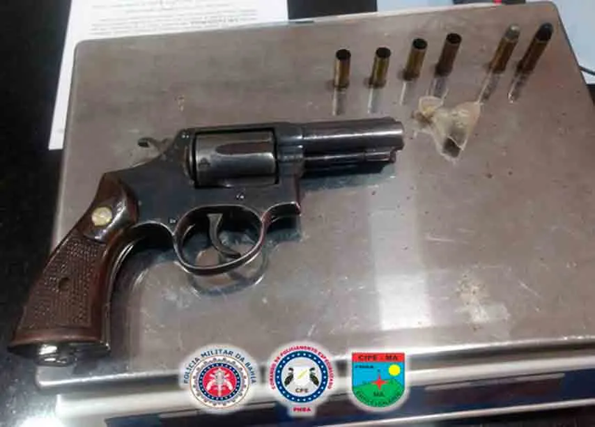 A polícia apreendeu com o homem um revolver calibre 38