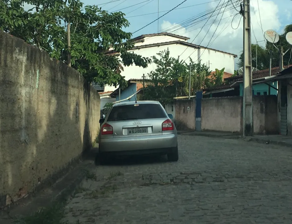 Veículo foi apreendido com o suspeito