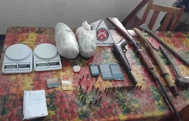 Foram apreendidos três espingardas, munições, drogas, materiais para arrombamento, caderno com anotações do tráfico, balança e aparelhos celulares