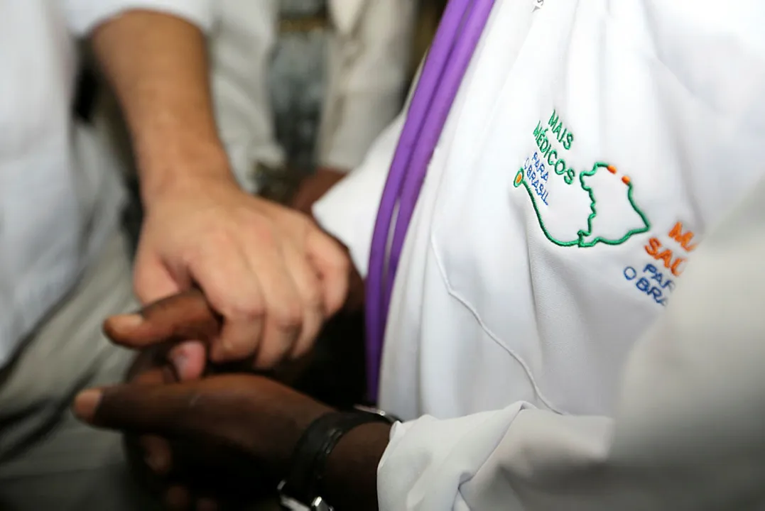 A alteração no cronograma se deu por conta do período de carnaval, que seria durante o acolhimento dos médicos