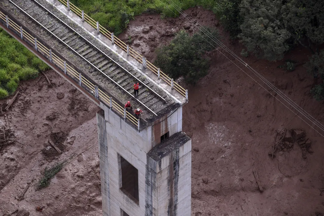 Relatos indicam que as sirenes de alerta da mina não funcionaram na hora do acidente