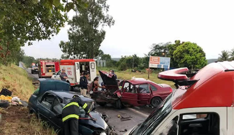 As vítimas ficaram presas as ferragens e foram socorridas equipes do Corpo dos Bombeiro e Samu