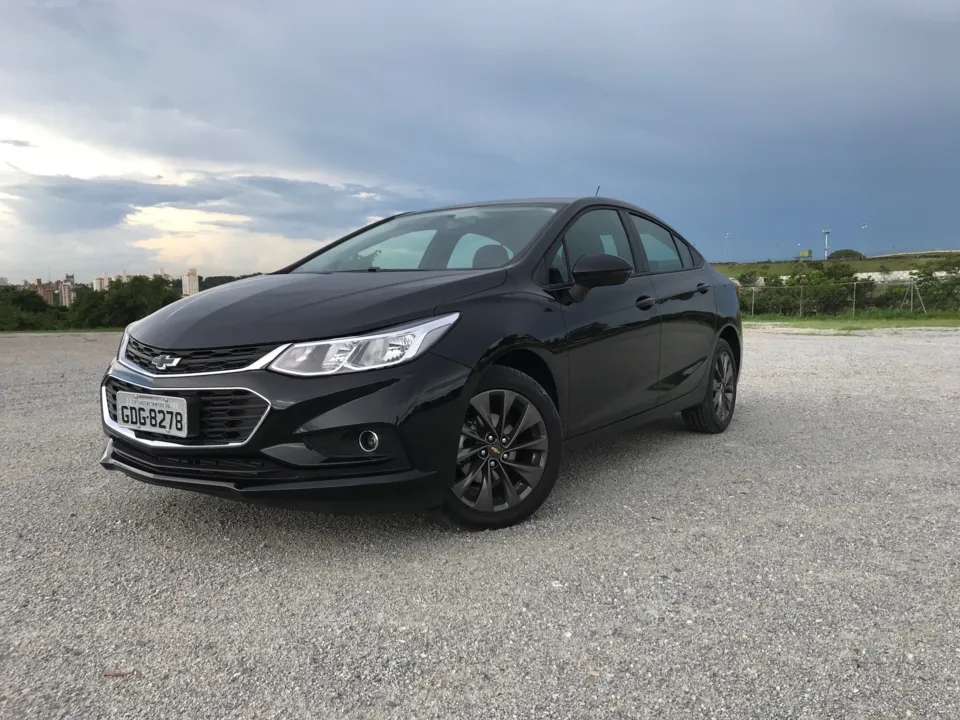 Versão cheia de adereços inspirados na cor preta recheia o Cruze LT de personalidade mantendo a graça do motor turbo 1.4