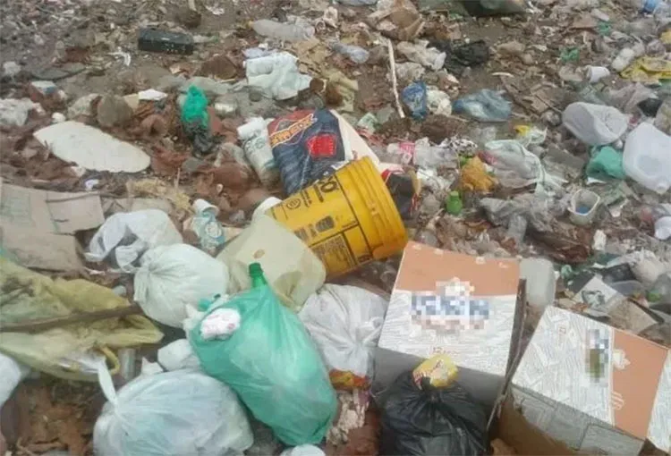 A cabeça do homem foi localizada pouco depois dentro de um balde jogado no lixão