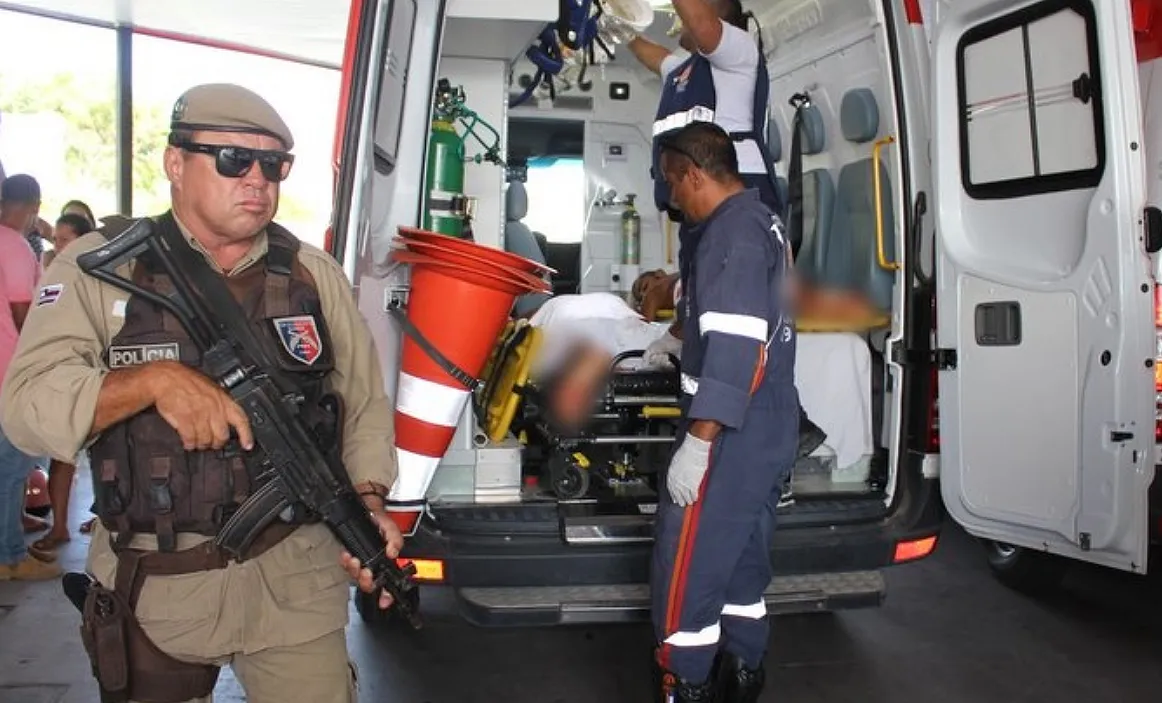 Presos foram socorridos por uma ambulância para o Hospital Regional de Eunápolis