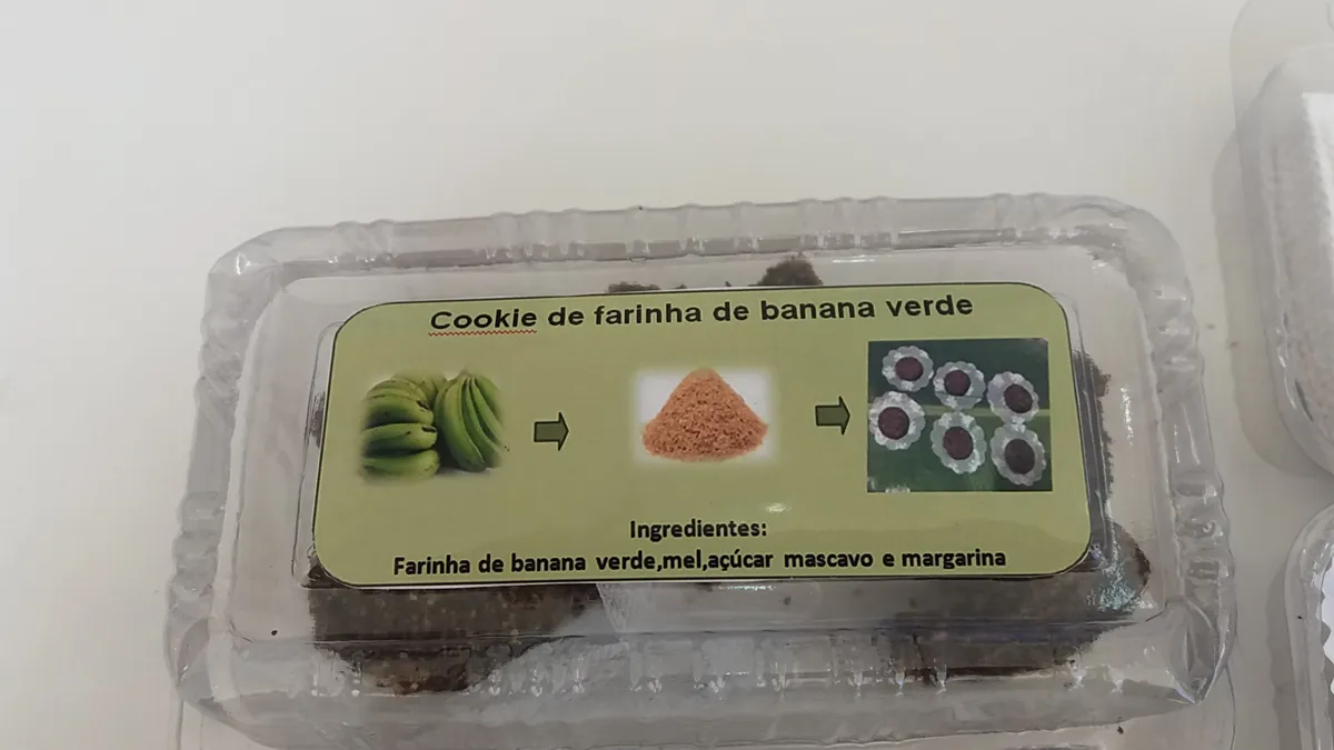 O biscoito tem como base a farinha da banana verde e ganha formato de cookies, levando ingredientes como açúcar mascavo, mel e margarina vegetal
