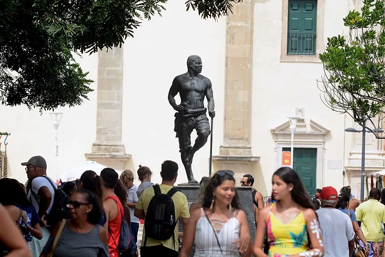 Localizada no Centro Histórico de Salvador, a estátua de Zumbi dos Palmares foi alvo de vândalos.