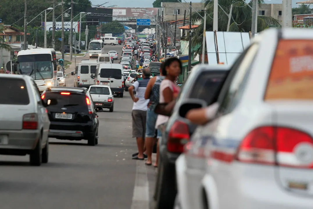 Motoristas aguardam até 4 horas para embarcar no terminal de Bom Despacho