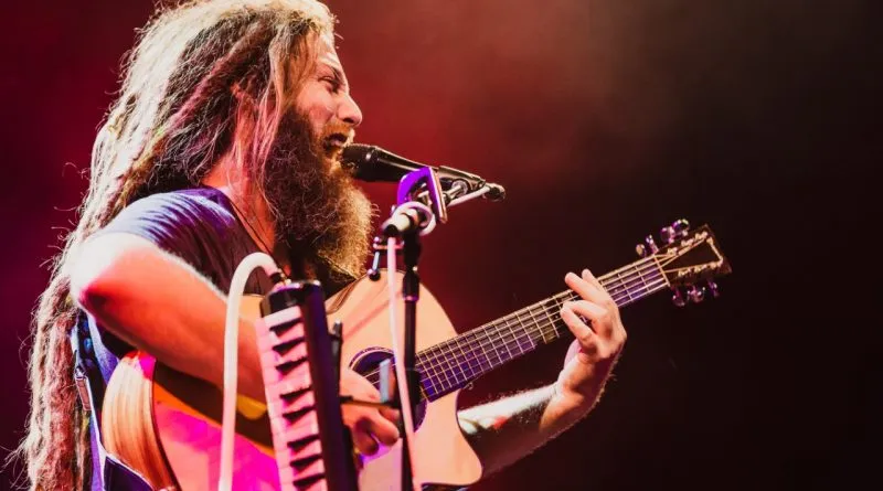 Mike Love mistura rock progressivo e clássico, pop, R&B, soul, blues, flamenco e jazz