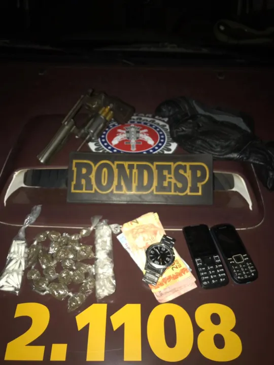 Com o homem foram apreendidos um revólver, e drogas