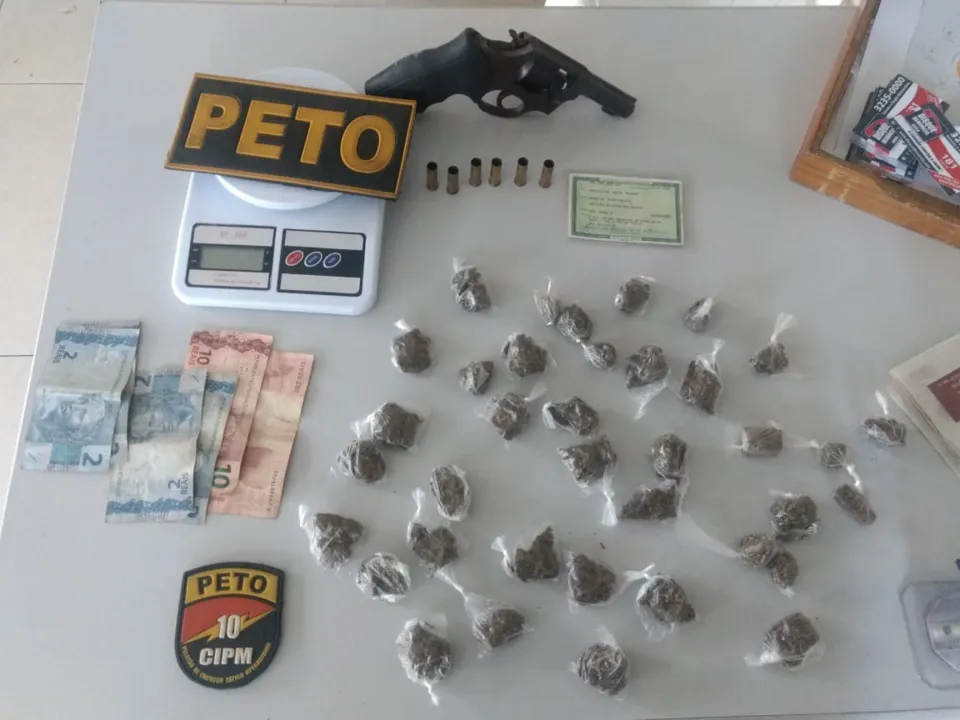 Foram apreendidos um revólver calibre 38, munições, além de 37 trouxas de maconha e uma balança
