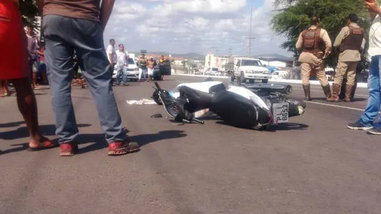 Gutenberg, estava acompanhado da esposa em uma motocicleta Biz quando dois homens em uma outra motocicleta