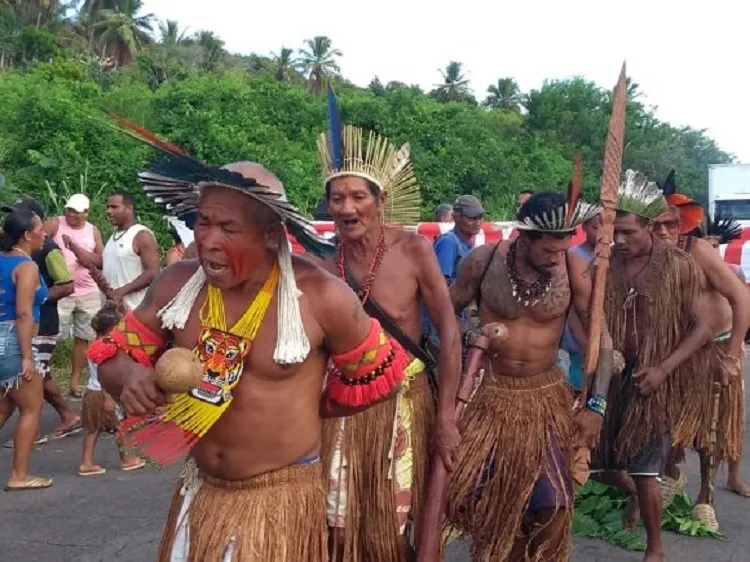 Índios tupinambás realizaram protesto na manhã desta quinta-feira, 31, na região de Olivença, em Ilhéus.