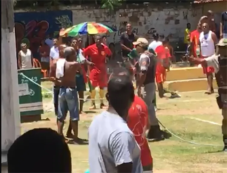 Imagem mostra o momento em que policial militar atira contra as pessoas