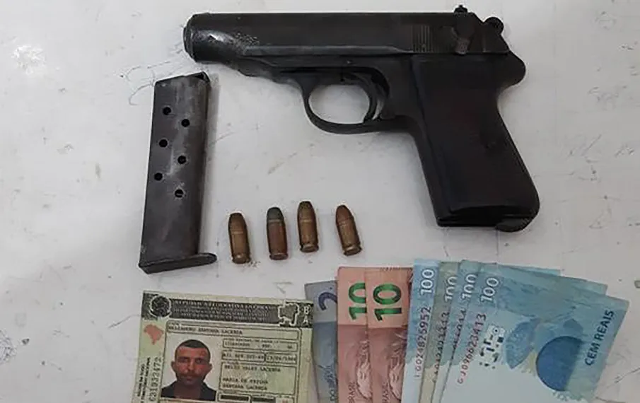 Com o suspeito, foram apreendidos um revólver, munições e dinheiro