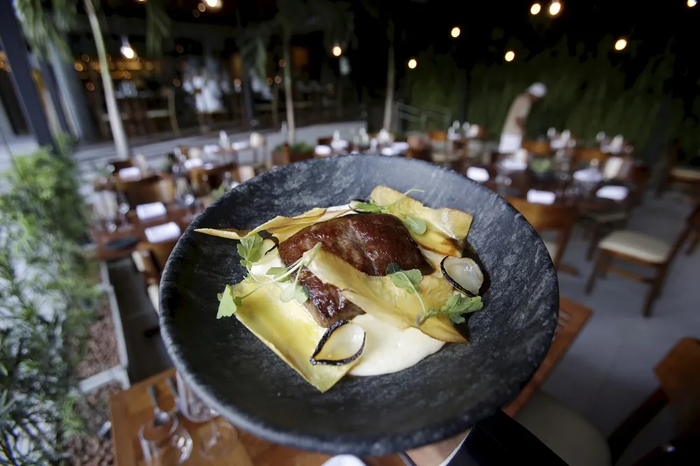 A carne de sol com pirão de leite, chips de aipim e cebola brûlée sai por R$ 72