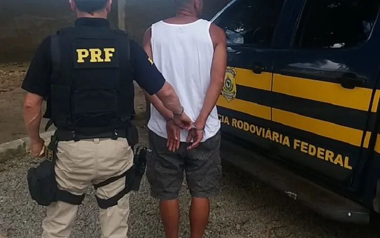 O homem de 42 anos foi flagrado com carteira de habilitação falsa nas imediações do KM 931 da BR 116.