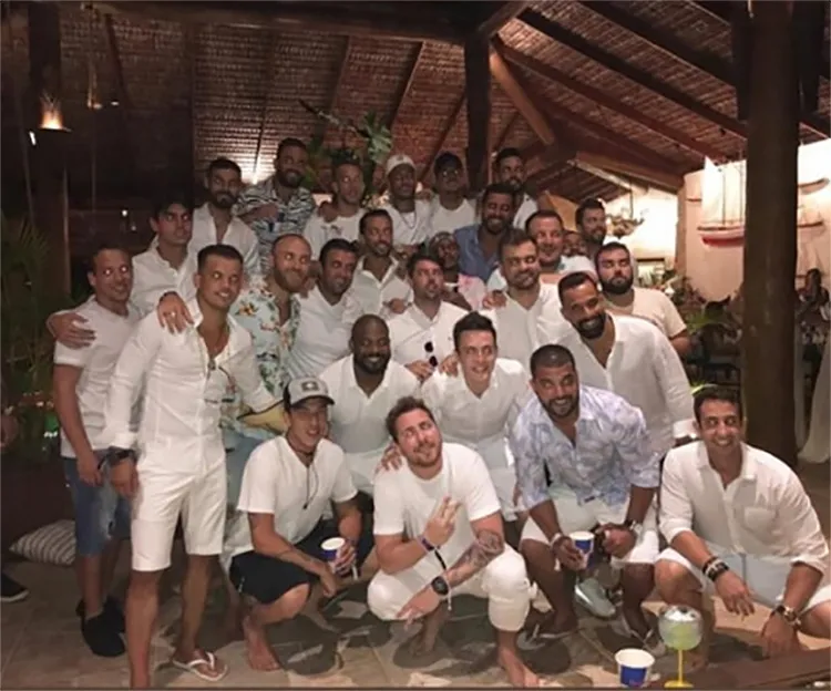 Jogador publicou foto com Gabriel Medina, Arthur Melo e outros 24 homens