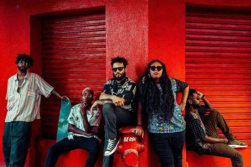 O grupo tem letras politizadas que se misturam a ritmos populares como arrocha e pagode
