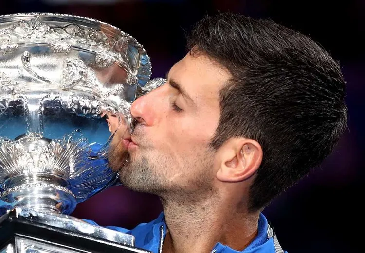 Djokovic, de 31 anos, soma a terceira conquista de Grand Slam seguida, pois venceu em Wimbledon e no US Open ano passado