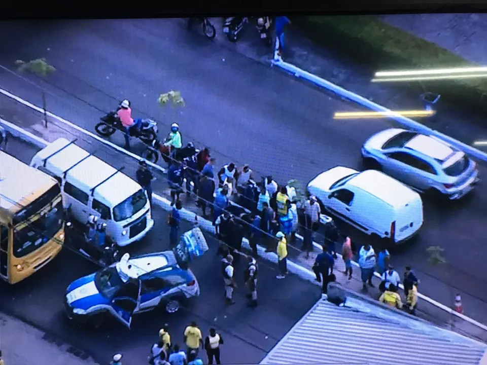 O tiroteio ocorreu na avenida Barros Reis na manhã desta quinta-feira