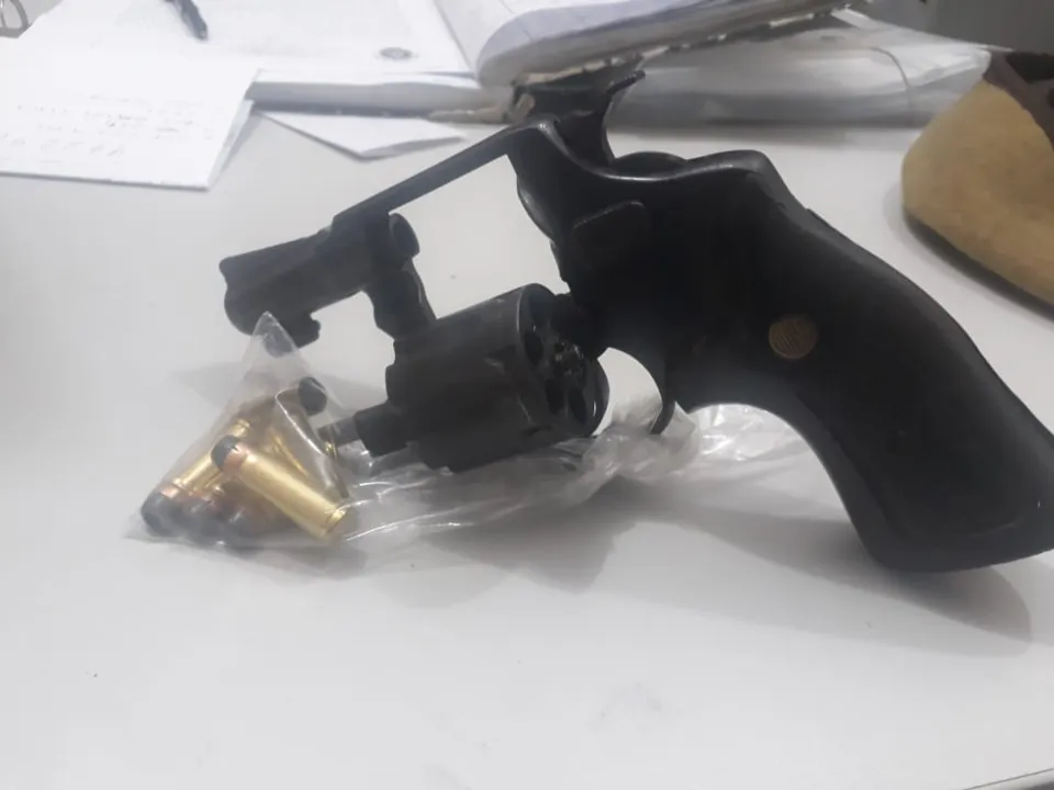 Com o suspeito foi apreendido uma pistola calibre 32, com três munições