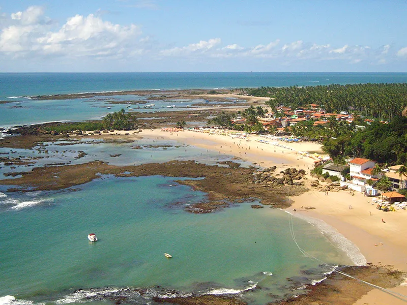 A zona turística da Costa do Dendê é uma das regiões mais procuradas por turistas brasileiros e estrangeiros durante o verão