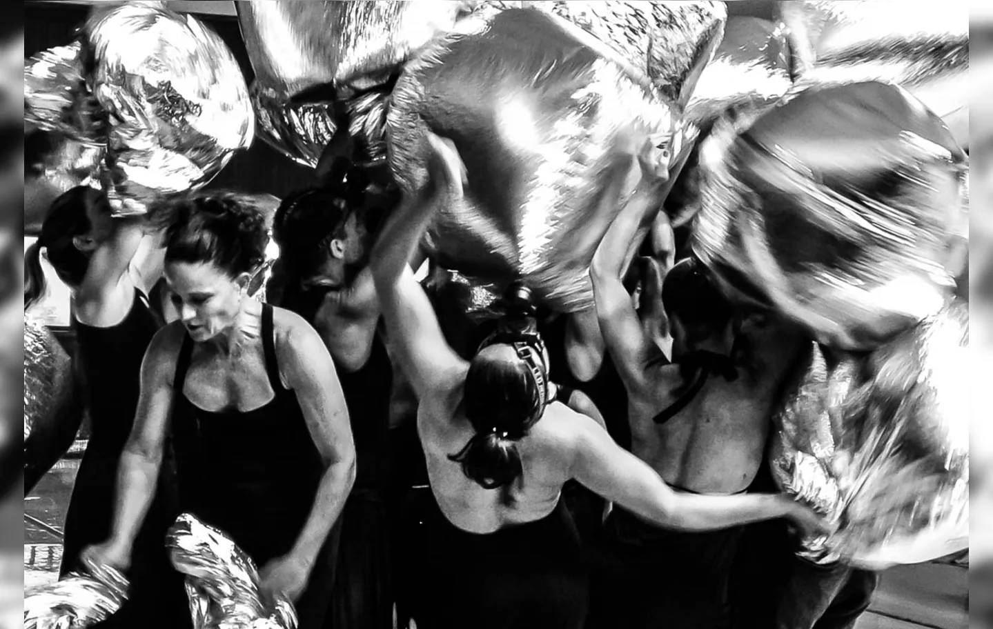 No palco, os bailarinos atravessam escombros na tentativa de encontrar modos de sobrevivência e resistência