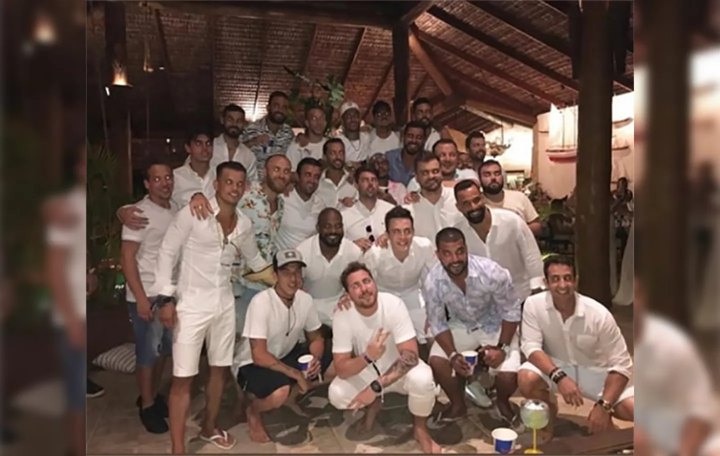 Jogador publicou foto com Gabriel Medina, Arthur Melo e outros 24 homens