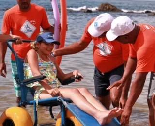Cadeiras adaptadas possibilitam o banho de mar para pessoas com mobilidade reduzida