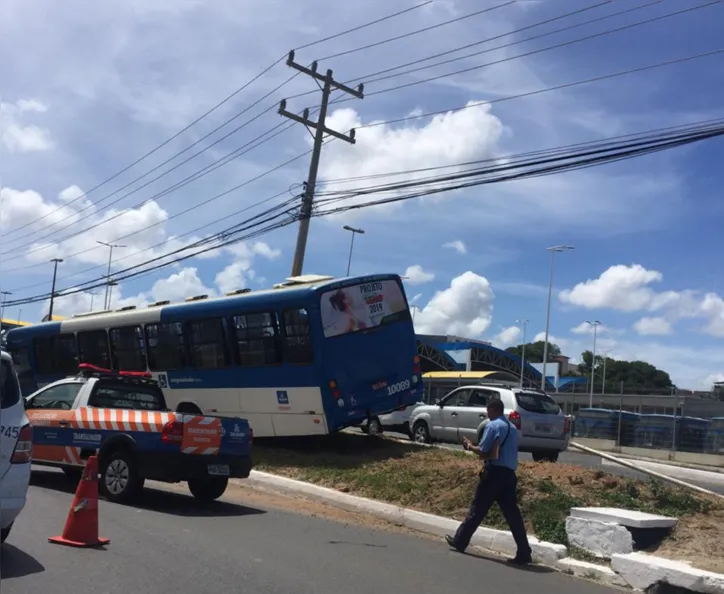 Imagem ilustrativa da imagem Ônibus sobe em canteiro da Estação Mussurunga