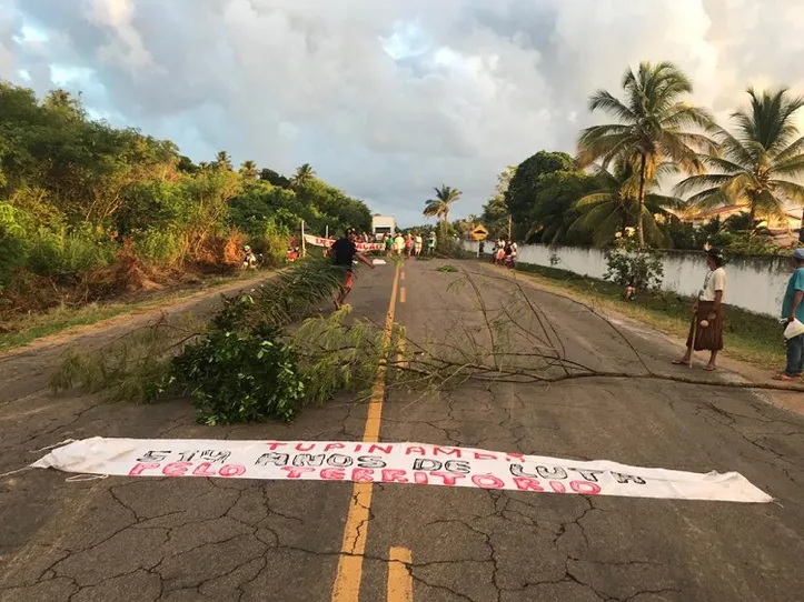 Imagem ilustrativa da imagem Índios realizam protesto contra demarcação de terras e bloqueiam BA-001