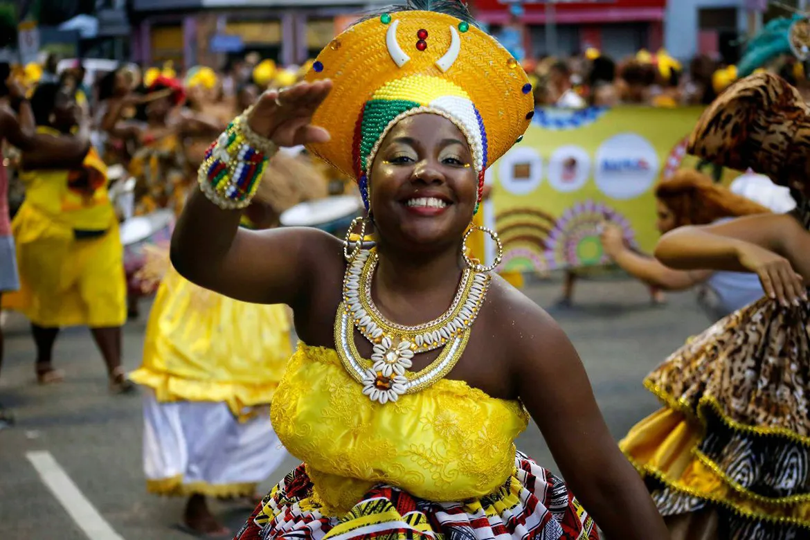 O Bloco desfilou pela primeira vez em 2001 no carnaval de Salvador