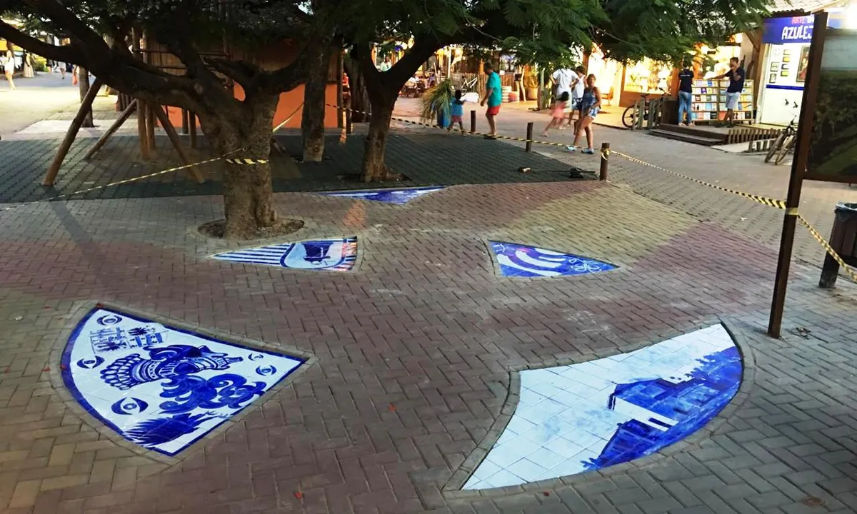 As obras estão na Praça do Castelo, em Praia do Forte