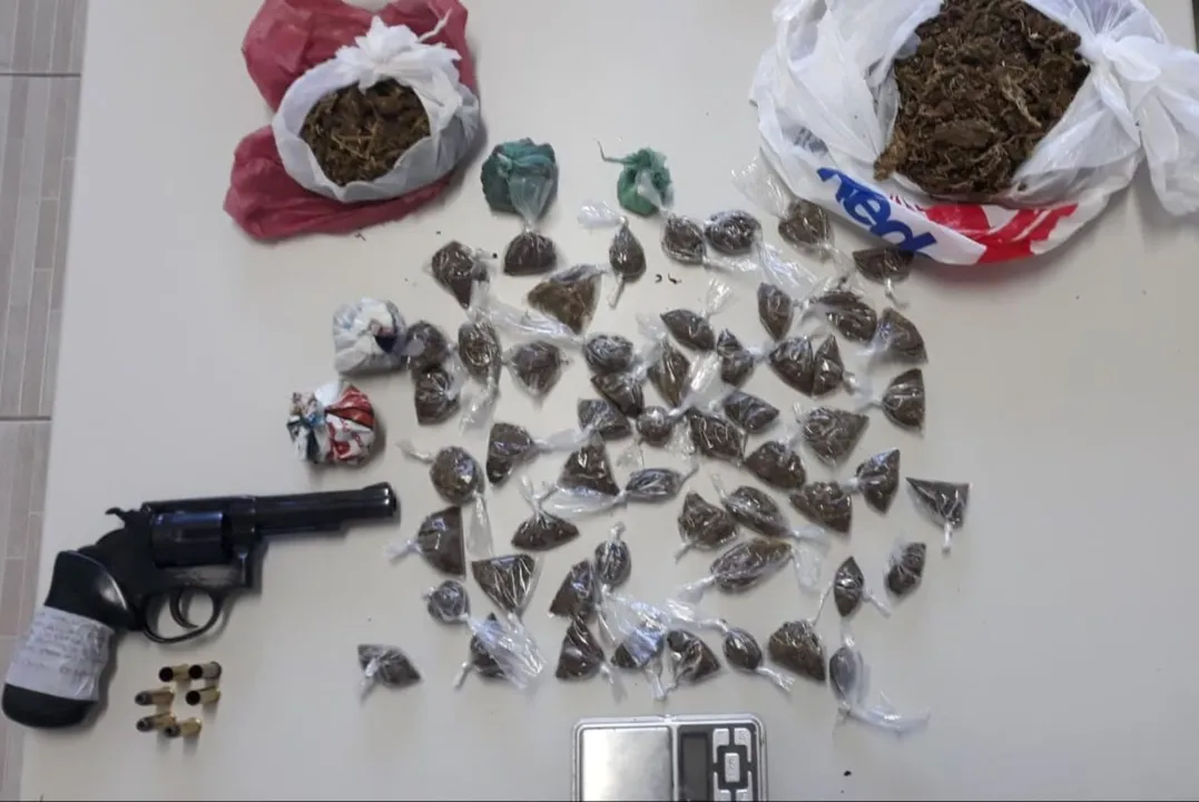 Drogas, arma e munições foram encontradas com o suspeito