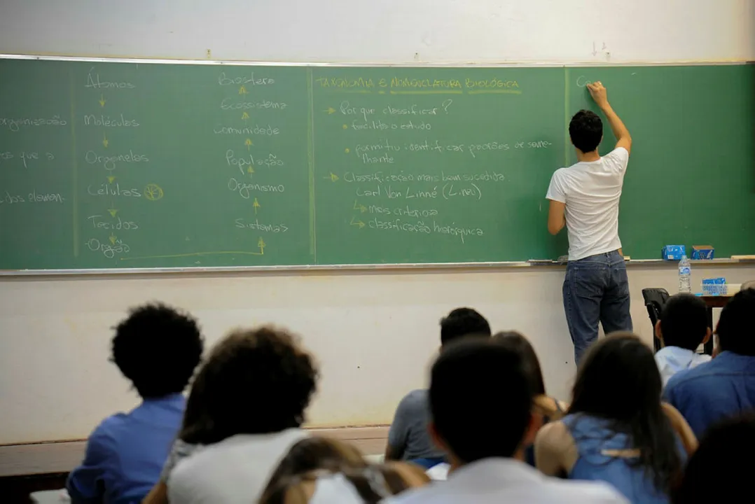 Professores da rede pública podem ter acesso a 66 bolsas de estudos