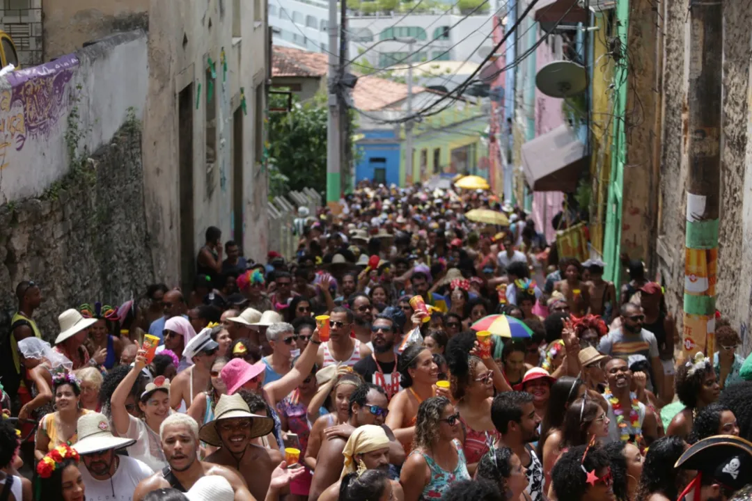 Banho de Mar a Fantasia acontece na Ladeira da Preguiça e anima foliões