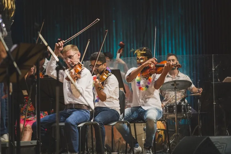 O repertório é composto por músicas de antigos carnavais sob a regência do maestro Carlos Prazeres