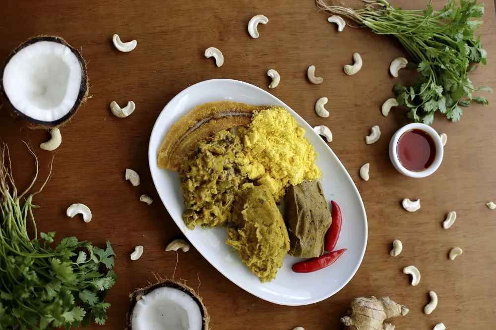 Comida baiana vegana do restaurante Saúde na Panela: moqueca, vatapá e abará