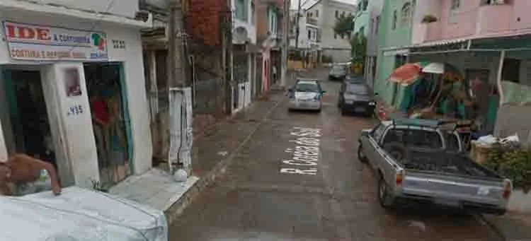 O crime aconteceu por volta das 22h53 na rua Coréia do Sul, no bairro Chapada do Rio Vermelho, em Salvador