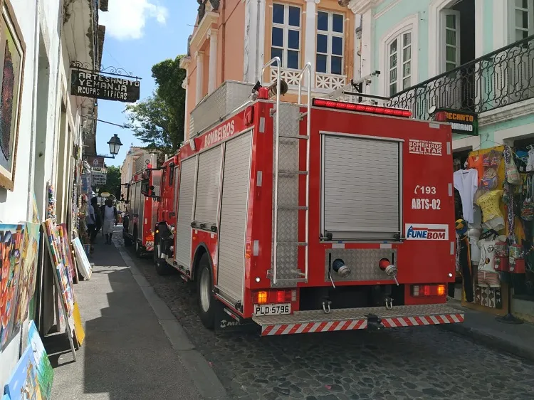 Dois caminhões do corpo de bombeiros já estão no local para combater o incêndio. As causas ainda são desconhecidas.