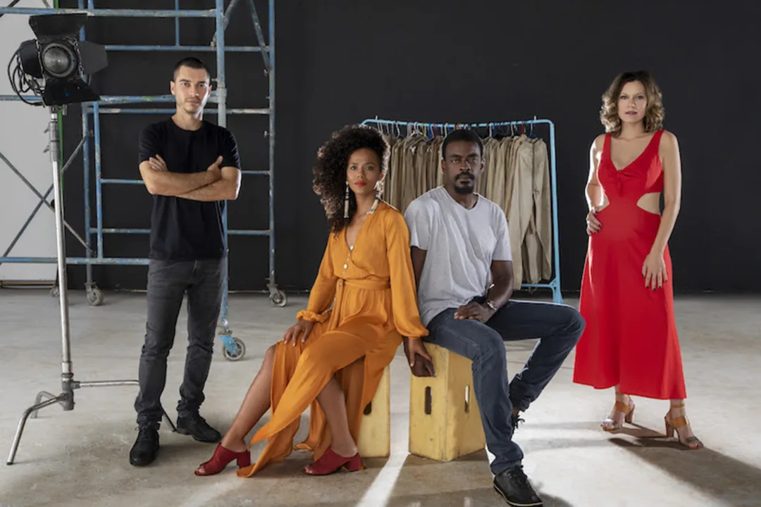 Suspense dramático ambientado nos anos 90 traz o cantor e ator como líder de facção criminosa
