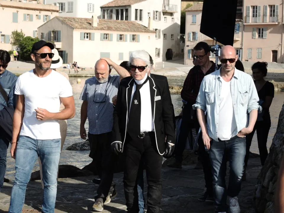 Lagerfeld foi levado às pressas para um hospital em Neuilly-sur-Seine, nos arredores de Paris