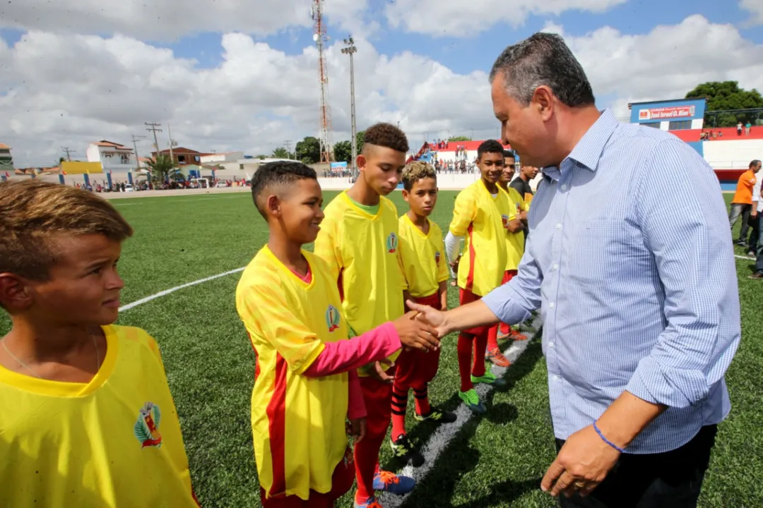 A grama sintética do Estádio Waldetrudes Carneiro de Magalhães, no município de Serrolândia, foi inaugurada nesta segunda-feira